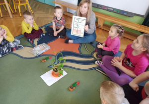 Dzieci uczą się jak zbudowana jest roślina